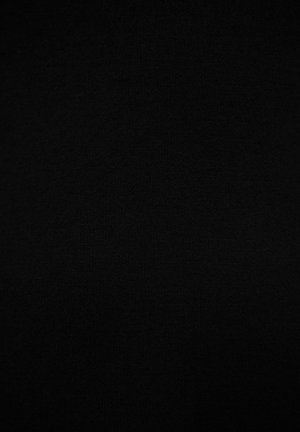 Czarna tkanina o gładkiej fakturze, o jednolitym wyglądzie. Brak widocznych wzorów lub akcentów. Standardowy materiał tekstylny.