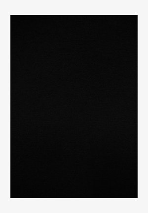 Czarna tkanina o gładkiej fakturze, o jednolitym wyglądzie. Brak widocznych wzorów lub akcentów. Standardowy materiał tekstylny.