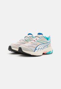 Szare sportowe sneakersy z niebieskimi, różowymi i akwamarynowymi akcentami. Teksturowana siateczka górna i gumowa podeszwa z wzorzystymi bieżnikami. Zawiązywany projekt.