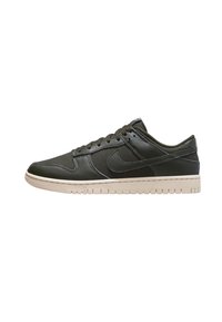 Nike-Sneaker aus dunkelgrünem Leder, mit niedrigem Schnitt und einer beige Gummi-Sohle, ausgestattet mit einer runden Zehenform und herkömmlichem Schnürverschluss.