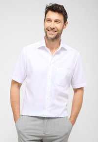 Korte mouwen, witte blouse gemaakt van gladde stof, met een borstzak en een klassieke kraag. Eenvoudig en schoon ontwerp.