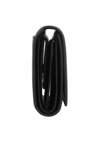 Billetera de cuero negro con diseño desplegable, que cuenta con múltiples ranuras para tarjetas y una superficie texturizada, mostrada de lado.
