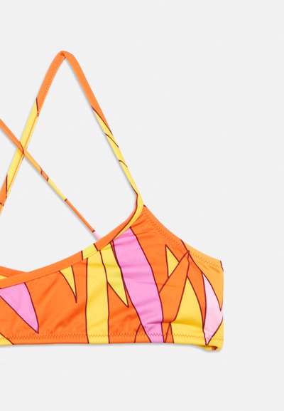 Ένα πολύχρωμο μπικίνι τοπ με βάση πορτοκαλί και γεωμετρικά μοτίβα σε κίτρινες και ροζ αποχρώσεις, ρυθμιζόμενα λουριά και λεία υφή.