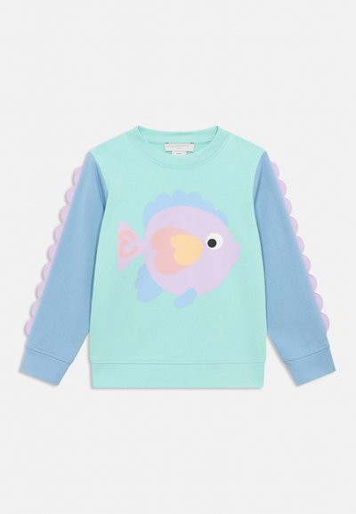 Sweat-shirt enfant à manches longues avec manches bleues, corps vert menthe, motif poisson pastel devant et tissu violet festonné le long des manches.