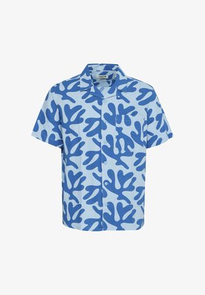 Šviesiai mėlynas trumpomis rankovėmis mygtukinis marškinėlis su tamsiai mėlynomis abstrakčiomis koralų panašumo raštais, su stovyklos apykakle ir krūtine kišenė.