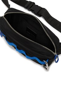 Borsa a tracolla nera in nylon con zip, dettagli in tessuto blu e hardware in argento. L'interno presenta una fodera morbida e tasche organizzative.