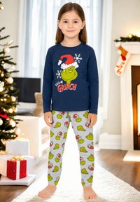 Maglietta da pigiama a maniche lunghe blu navy con grafica del Grinch; pantaloni grigi con motivi ripetuti del Grinch e del cappello di Babbo Natale. Tessuto morbido, vestibilità casual.