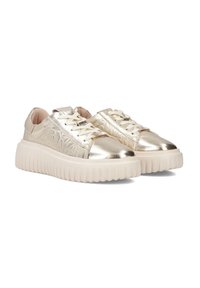 Metaliczne złote sneakersy z teksturowanym wzorem, okrągłym noskiem, sznurowanym przodem i masywną białą gumową podeszwą. Gładkie wykończenie z akcentami po bokach.