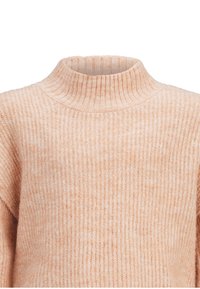 Maglione a collo alto in pesco chiaro realizzato in morbido materiale a costine. Presenta un colletto aderente e una vestibilità rilassata, con un delicato motivo a trama.