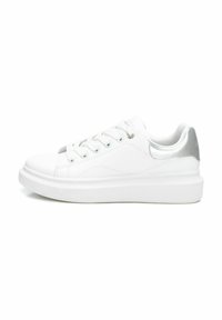 Zapatilla blanca con una parte superior de cuero liso, detalle plateado en el talón, seis ojales y una suela blanca gruesa para mayor altura.