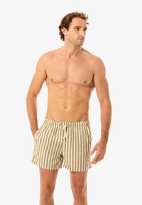 Randiga badbyxor i beige och brunt, med elastisk midja och dragsko, sidofickor och en avslappnad passform.