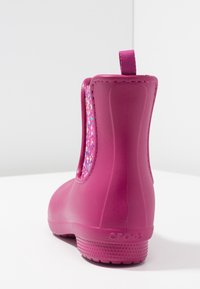 Stivaletto alla caviglia in gomma rosa con finitura testurizzata, pannelli laterali elasticizzati e linguetta per facilitare la calzata; presenta un design interno screziato multicolore.