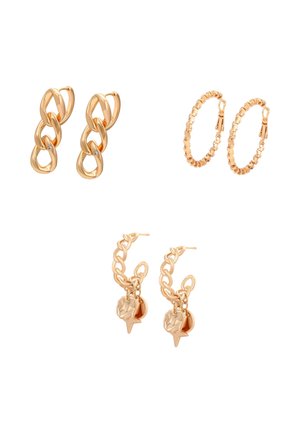 Tre par øreringe i guldfarve: sammenkoblede kæder med diamanter, teksturerede hoops og kædehoops med stjerne- og møntvedhæng.