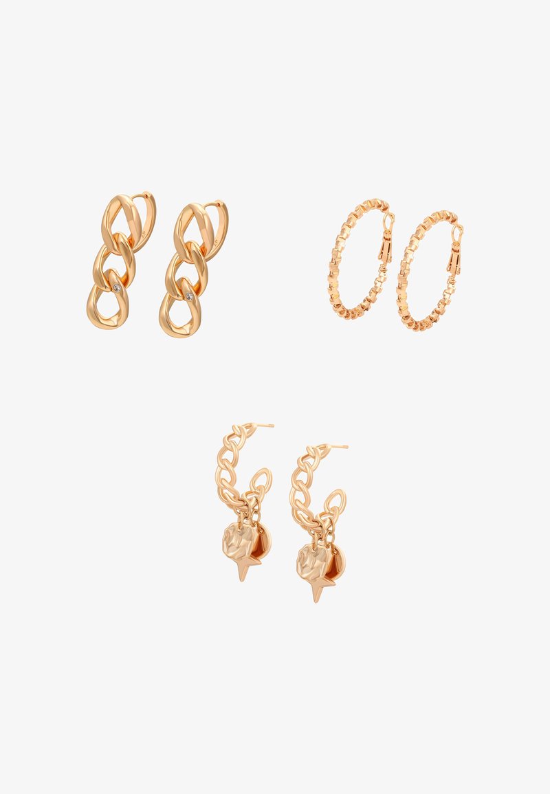 Drei Paar Ohrringe in Goldoptik: Kettenglieder mit Diamanten, strukturierte Creolen und Kettencreolen mit Stern- und Münzanhängern.