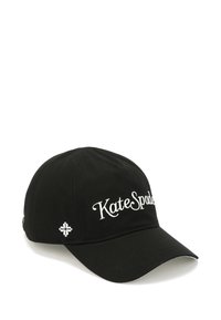 Svart baseballkeps i tyg med vit broderad "Kate Spade"-logotyp framtill och en vit broderad detalj på sidan.
