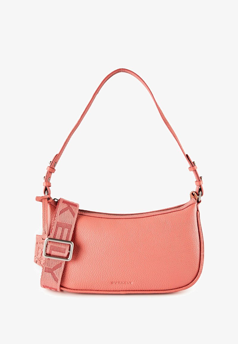Sac à épaule en cuir rose corail avec sangle réglable et sangle en tissu de marque détachable avec boucle métallique, fermeture éclair sur le dessus.