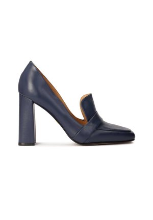 Marineblå læder højhælede pumpe med spids tå, blokhæl og et dekorativt bånd over forsiden for ekstra detalje.