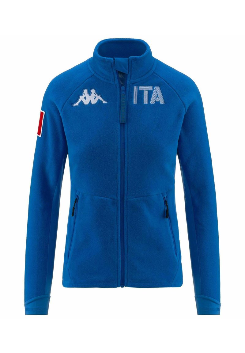 Giacca in pile blu con colletto alto, chiusura a zip e due tasche laterali. Caratterizzata da ricamo "ITA" e logo Kappa, oltre alla bandiera italiana sulla manica.