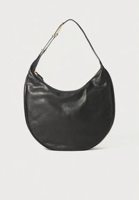 Melnas ādas plecu soma ar izliekta, pusapaļa formu. Tai ir viena siksna un smalka spīduma virsma, kā arī augšpusē rāvējslēdzēja aizdare.