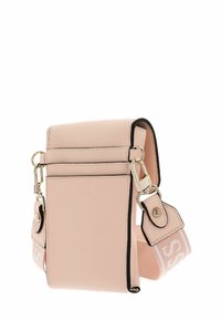 Sac bandoulière en cuir rose avec garniture noire, bandoulière réglable avec logo, poche avant et accents de quincaillerie métalliques.