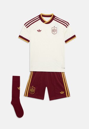 Maillot de football blanc avec bordure bordeaux et or, short et chaussettes assortis bordeaux, arborant l'écusson de l'équipe nationale d'Espagne et le logo Adidas.