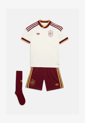 Maillot de football blanc avec bordure bordeaux et or, short et chaussettes assortis bordeaux, arborant l'écusson de l'équipe nationale d'Espagne et le logo Adidas.
