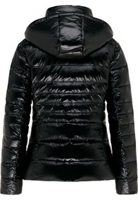 Sort puffer-jakke med en skinnende overflade, der har hætte og vandret quiltet design. Materialet er glat og let reflekterende.