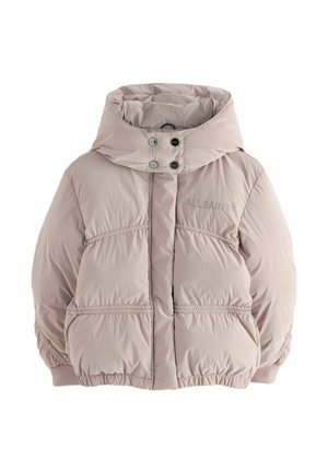 Puffjacka i mjukt beige material, med hög krage, tryckknappar, elastiska ärmslut och logotypdetalj på bröstet. Mjuk, quiltad textur.