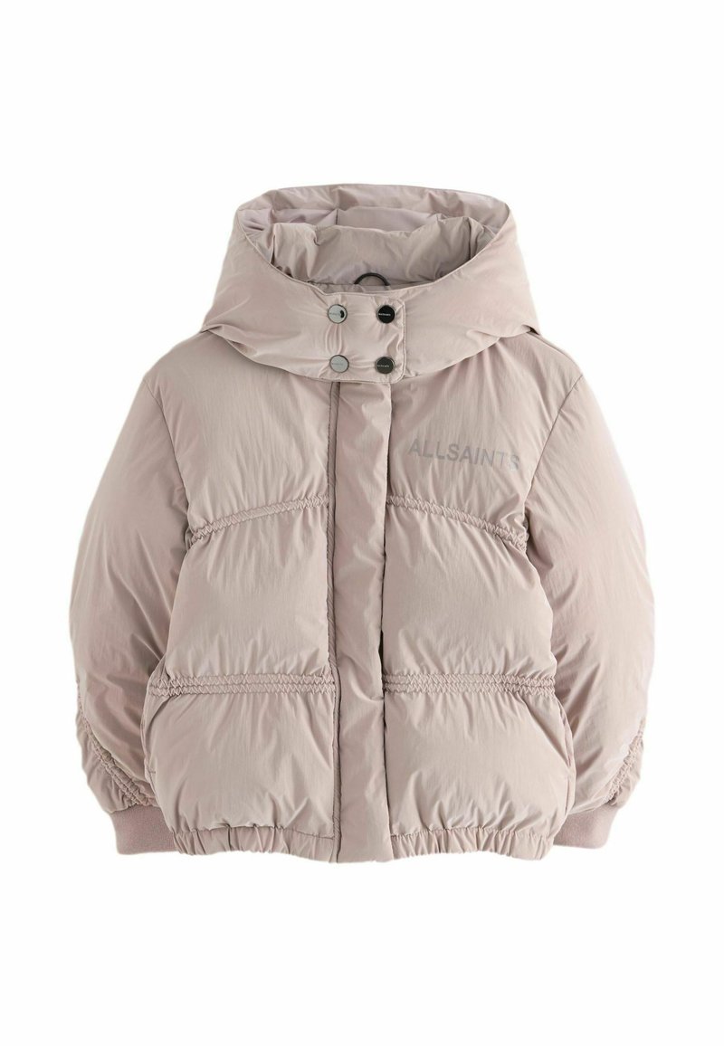 Puffjacka i mjukt beige material, med hög krage, tryckknappar, elastiska ärmslut och logotypdetalj på bröstet. Mjuk, quiltad textur.