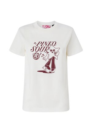 Camiseta blanca con gráfico granate de una estrella bailando con gafas de sol y zapatos de plataforma, sosteniendo una bebida, con el texto "PINKO SOUR" y una bola de discoteca.