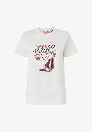 Camiseta blanca con gráfico granate de una estrella bailando con gafas de sol y zapatos de plataforma, sosteniendo una bebida, con el texto "PINKO SOUR" y una bola de discoteca.