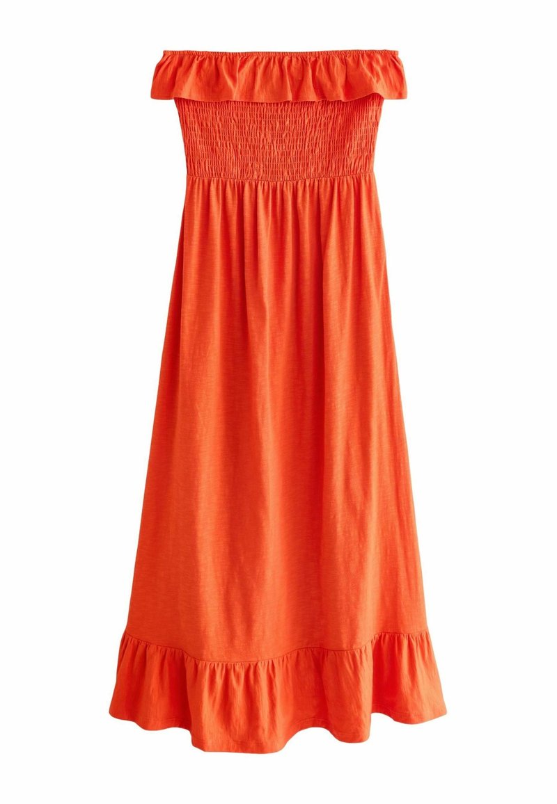 Robe orange épaules dénudées avec corsage smocké, bordure à volants au col et à l'ourlet, et jupe fluide mi-longue.