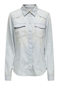 Camisa de mezclilla azul claro con mangas largas, cuello puntiagudo, bolsillos en el pecho dobles y cierre frontal de botones. Presenta detalles de costura sutiles.