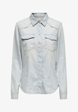 Camisa de mezclilla azul claro con mangas largas, cuello puntiagudo, bolsillos en el pecho dobles y cierre frontal de botones. Presenta detalles de costura sutiles.