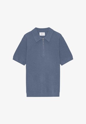 Polo à manches courtes en tissu bleu texturé, avec un design côtelé, un col plat et une demi-fermeture éclair au niveau du cou.