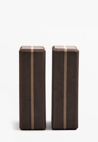Dva obdĺžnikové hnedé bloky s textúrovaným povrchom, s vertikálnymi svetlohnedými pruhmi v strede.