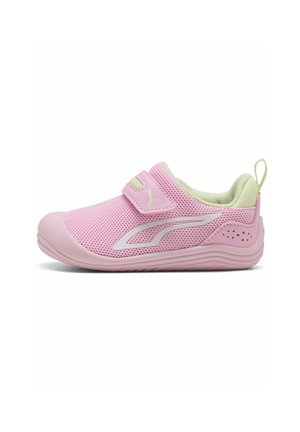 Sneaker rosa per bambini senza lacci con tomaia in mesh, cinturino regolabile in Velcro, suola imbottita e linguetta sul tallone per una facile calzata.