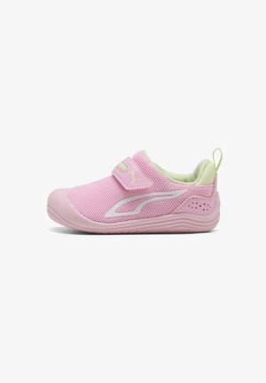 Kinderrosa Slip-On-Sneaker mit Mesh-Obermaterial, verstellbarem Klettverschluss, gepolsterter Sohle und Zuglasche an der Ferse für einfaches An- und Ausziehen.