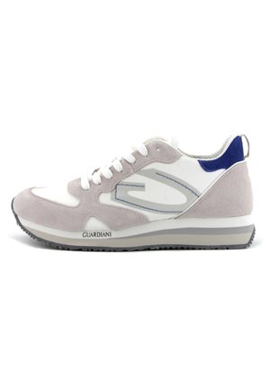 Sneaker da uomo in suede grigio con pannelli bianchi lisci, suole imbottite, dettagli blu e suola in gomma testurizzata.