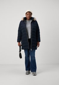 Tommy Hilfiger Curve TYRA HERITAGE COAT - Dunkåpe / -frakk - desert sky