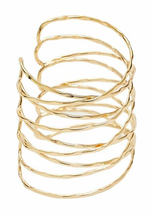 Bracelet ouvert en métal doré composé de bandes irrégulières et superposées, avec une texture ondulée et une finition brillante.