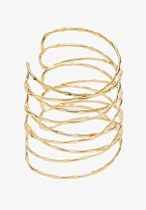 Bracelet ouvert en métal doré composé de bandes irrégulières et superposées, avec une texture ondulée et une finition brillante.