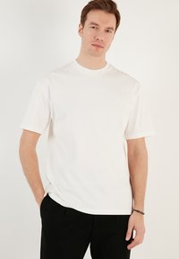 REGULAR FIT - Basic póló - ecru