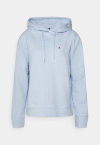 Sudadera de color azul claro hecha de una tela suave, con capucha ajustable, mangas largas y un pequeño logo en el pecho. Diseño casual.