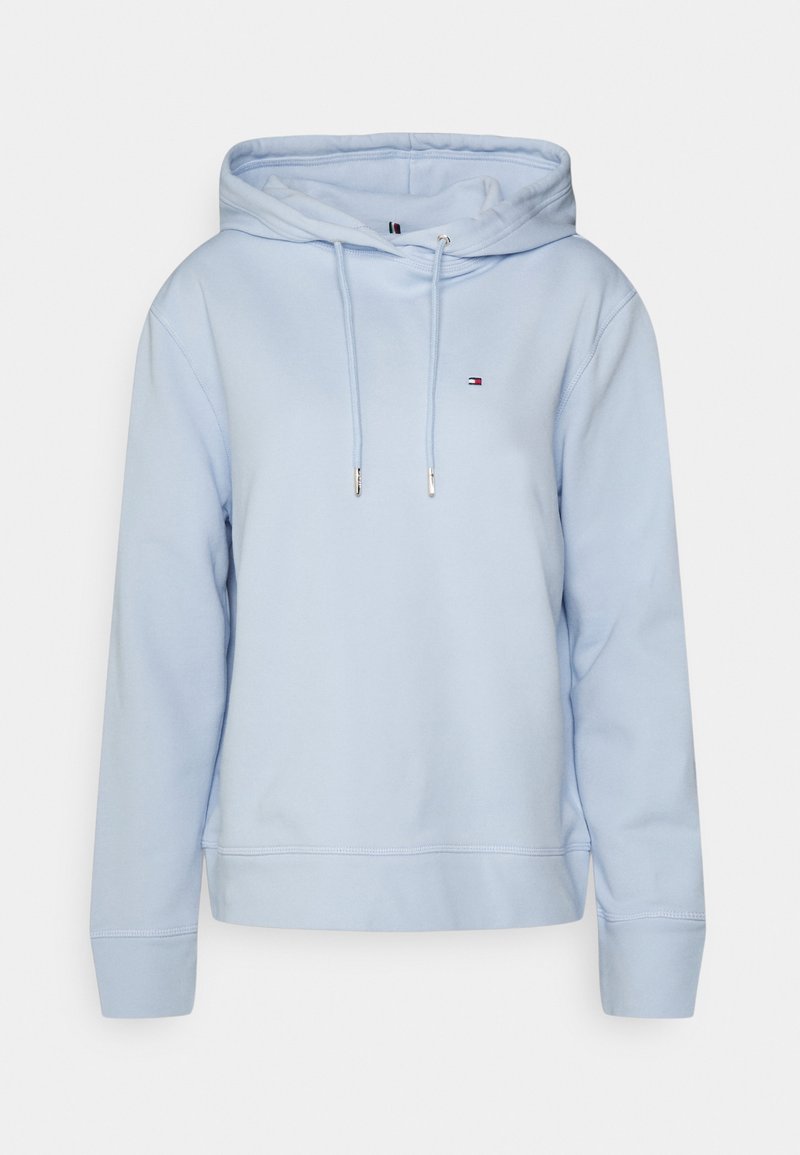Sudadera de color azul claro hecha de una tela suave, con capucha ajustable, mangas largas y un pequeño logo en el pecho. Diseño casual.