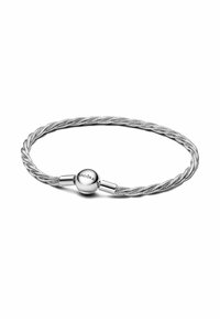 Strieborný skrútený náramok s okrúhlou sponou a vygravírovaným nápisom "PANDORA". Elegantný dizajn, hladký kovový povrch, flexibilný tvar.