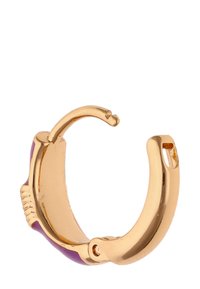 Guldfarvet metal ringørering med en lilla emaljeaccent, der har en glat, blank overflade og en struktureret sektion på den ene side.