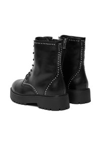 Botas negras de cuero hasta el tobillo con suela gruesa, cierre de cordones en la parte frontal y cremallera lateral. Decoradas con detalles de tachuelas plateadas a lo largo de las costuras.