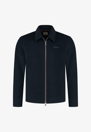 Giacca zip-up blu navy realizzata in tessuto testurizzato, con colletto a punta, tasche laterali e ricamo del logo sul petto.