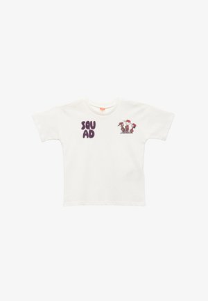 Witte peuter t-shirt met korte mouwen met de tekst "SQUAD" en drie cartoonkinderen in rode petten die met een frisbee spelen op de borst.